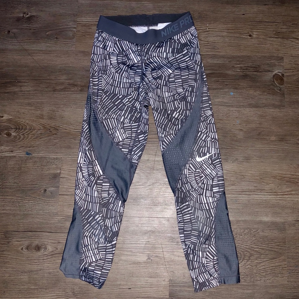 Nike Pro Women’s Cropped Grey Patterned Leggings